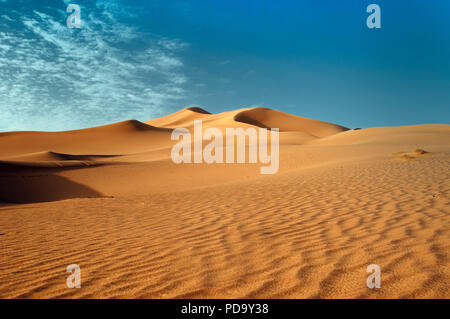 Serata nel deserto, ondulazioni sulla superficie di sabbia, giallo dune di sabbia del Sahara, Libia. Foto Stock