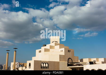 Il Museo d'Arte Islamica (MIA), Doha, è stato progettato dall'architetto IM Pei, e prende alcune delle sue ispirazioni di design dalla Moschea Ibn Tulun, il Cairo Foto Stock