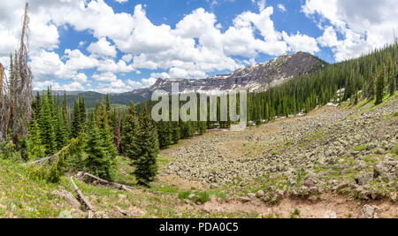 Perso il picco dei laghi lungo la muraglia cinese nel deserto Flattops del Colorado. Foto Stock