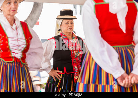 Alcala, Tenerife, Isole Canarie. Il 30 maggio 2018. Musicisti e ballerini locale da gruppi folkloristici esecuzione di canti e danze tradizionali in tipico trad Foto Stock