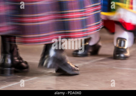 Alcala, Tenerife, Isole Canarie. Il 30 maggio 2018. Musicisti e ballerini locale da gruppi folkloristici esecuzione di canti e danze tradizionali in tipico trad Foto Stock