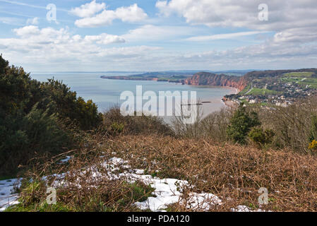 Vista panoramica lungo la Jurassic Coast di Lyme Bay guardando verso ovest da Sidmouth, Devon, Inghilterra, Regno Unito su un soleggiato tardo inverno/inizio giornata di primavera. Foto Stock