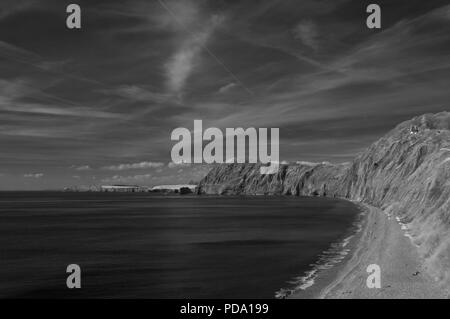 Infrarossi vista panoramico lungo la Jurassic Coast di Lyme Bay guardando verso ovest da Sidmouth, Devon, Inghilterra, Regno Unito su un soleggiato tardo inverno/inizio giornata di primavera. Foto Stock