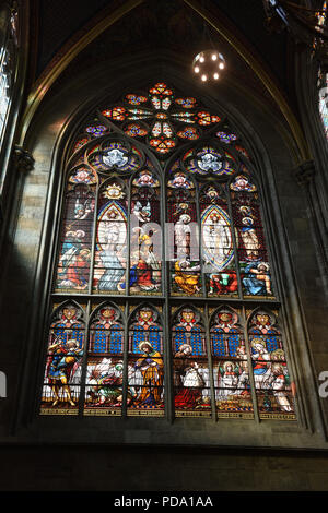 Le finestre di vetro macchiate nella Chiesa Votiva Votivkirche Vienna Austria, Europa Foto Stock