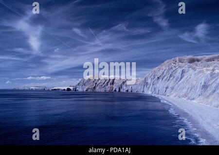 Infrarossi vista panoramico lungo la Jurassic Coast di Lyme Bay guardando verso ovest da Sidmouth, Devon, Inghilterra, Regno Unito su un soleggiato tardo inverno/inizio giornata di primavera. Foto Stock