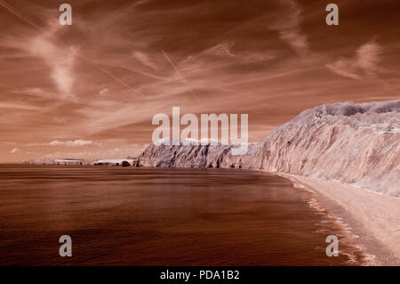 Infrarossi vista panoramico lungo la Jurassic Coast di Lyme Bay guardando verso ovest da Sidmouth, Devon, Inghilterra, Regno Unito su un soleggiato tardo inverno/inizio giornata di primavera. Foto Stock