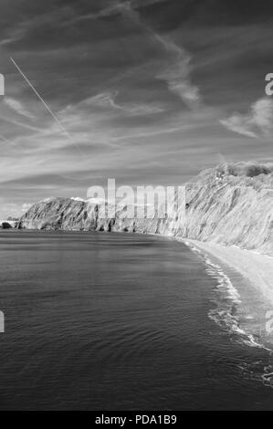 Infrarossi vista panoramico lungo la Jurassic Coast di Lyme Bay guardando verso ovest da Sidmouth, Devon, Inghilterra, Regno Unito su un soleggiato tardo inverno/inizio giornata di primavera. Foto Stock