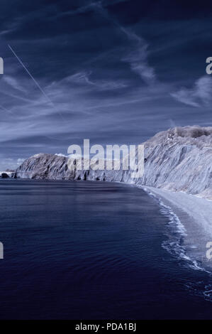 Infrarossi vista panoramico lungo la Jurassic Coast di Lyme Bay guardando verso ovest da Sidmouth, Devon, Inghilterra, Regno Unito su un soleggiato tardo inverno/inizio giornata di primavera. Foto Stock