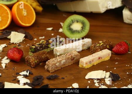 Barrette di cioccolato, praline e tartufi di diversi tipi Foto Stock