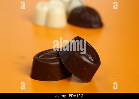 Barrette di cioccolato, praline e tartufi di diversi tipi Foto Stock