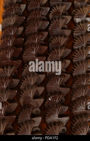 Barrette di cioccolato, praline e tartufi di diversi tipi Foto Stock