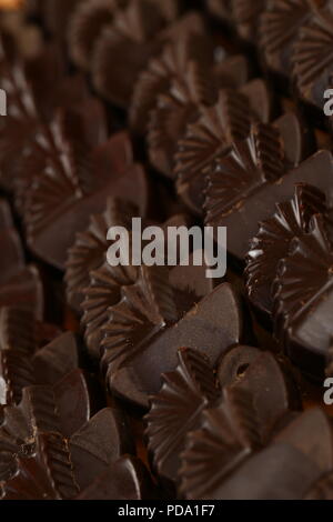 Barrette di cioccolato, praline e tartufi di diversi tipi Foto Stock