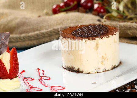 Il tiramisù torta sulla piastra Foto Stock
