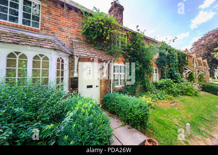 Fila di mattoni rossi tradizionali casette a schiera in poco Bedwyn, un piccolo villaggio rurale nel Wiltshire, Inghilterra del sud in estate Foto Stock