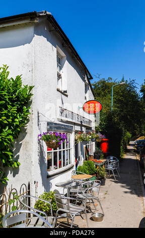 Shalbourne negozi e ufficio postale, il generale locale store shop in un piccolo villaggio rurale comunità nel Wiltshire, Inghilterra del sud in estate Foto Stock
