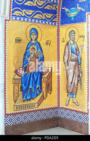 Un mosaico raffigurante Maria con Bambino e San Pietro presso l'entrata principale del Monastero di Kykkos in Cipro Foto Stock