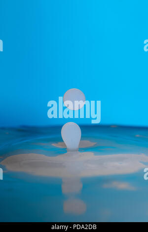 Fotografia Waterdrop creazione di arte splash Foto Stock