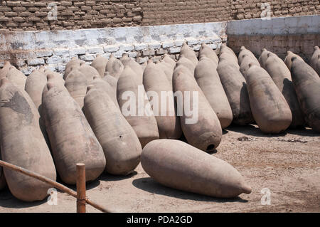 Recipienti di ceramica utilizzata nella produzione di Pisco peruviano e vino ai vigneti vicino a Ica.Perù. Foto Stock