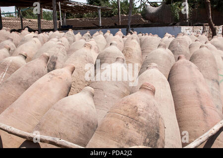 Recipienti di ceramica utilizzata nella produzione di Pisco peruviano e vino ai vigneti vicino a Ica.Perù. Foto Stock