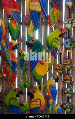 Negozio di souvenir nella foresta amazzonica realizzato dal locale i dadi e gli animali nei pressi di Iquitos. Perù. Foto Stock