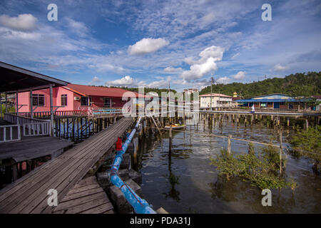 Sollevate le case galleggianti e a piedi i modi di insediamento storico Kampong Ayer, significato acqua village, in Bandar Seri Begawan, la città capitale di Br Foto Stock