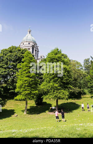 Tempo libero a Williamson Park, Lancaster, Regno Unito, con l'Ashton Memorial in background. Foto Stock