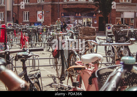 Biciclette parcheggiate all Skånegade Copenhagen DANIMARCA Foto Stock