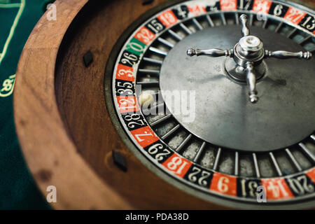 In prossimità di una ruota della roulette con la palla sul rosso 12 Foto Stock