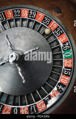 In prossimità di una ruota della roulette con la palla sul rosso 12 Foto Stock