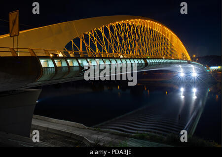 Troja ponte sul fiume a Praga. I mezzi di trasporto pubblici di costruzione. Foto Stock
