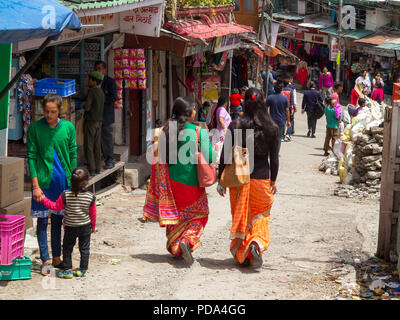 Scena di strada a Nainital Bazar all area Malital, Nainital, Uttarakhand, India Foto Stock