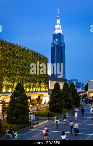 Giappone, isola di Honshu, Kanto, Tokyo, il quartiere di Shinjuku e Dokomo torre. Foto Stock