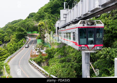 Giappone, isola di Honshu, Kanto, Enoshima, la società Shonan monorotaia sospesa tra Ofuna e Enoshima. Foto Stock