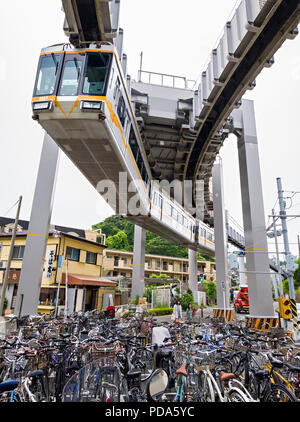 Giappone, isola di Honshu, Kanto, Enoshima, la società Shonan monorotaia sospesa tra Ofuna e Enoshima. Foto Stock