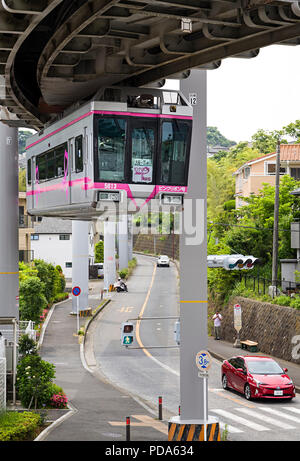 Giappone, isola di Honshu, Kanto, Enoshima, la società Shonan monorotaia sospesa tra Ofuna e Enoshima. Foto Stock