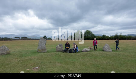 Turisti e villeggianti esplorare la reputazione di Pietre di Castlerigg Stone Circle, Lake District inglese, UK mostranti attività e pietre Foto Stock