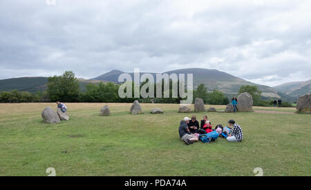 Turisti e villeggianti esplorare la reputazione di Pietre di Castlerigg Stone Circle, Lake District inglese, UK mostranti attività e pietre Foto Stock