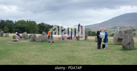 Turisti e villeggianti esplorare la reputazione di Pietre di Castlerigg Stone Circle, Lake District inglese, UK mostranti attività e pietre Foto Stock