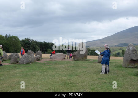 Turisti e villeggianti esplorare la reputazione di Pietre di Castlerigg Stone Circle, Lake District inglese, UK mostranti attività e pietre Foto Stock