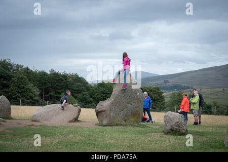 Turisti e villeggianti esplorare la reputazione di Pietre di Castlerigg Stone Circle, Lake District inglese, UK mostranti attività e pietre Foto Stock