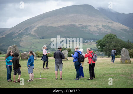 Turisti e villeggianti esplorare la reputazione di Pietre di Castlerigg Stone Circle, Lake District inglese, UK mostranti attività e pietre Foto Stock