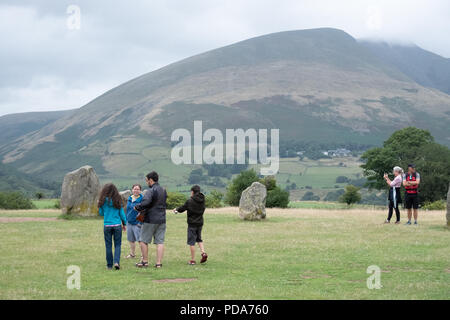 Turisti e villeggianti esplorare la reputazione di Pietre di Castlerigg Stone Circle, Lake District inglese, UK mostranti attività e pietre Foto Stock