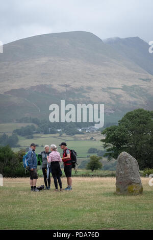 Turisti e villeggianti esplorare la reputazione di Pietre di Castlerigg Stone Circle, Lake District inglese, UK mostranti attività e pietre Foto Stock