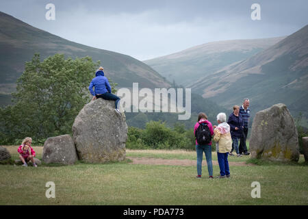 Turisti e villeggianti esplorare la reputazione di Pietre di Castlerigg Stone Circle, Lake District inglese, UK mostranti attività e pietre Foto Stock