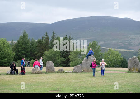 Turisti e villeggianti esplorare la reputazione di Pietre di Castlerigg Stone Circle, Lake District inglese, UK mostranti attività e pietre Foto Stock