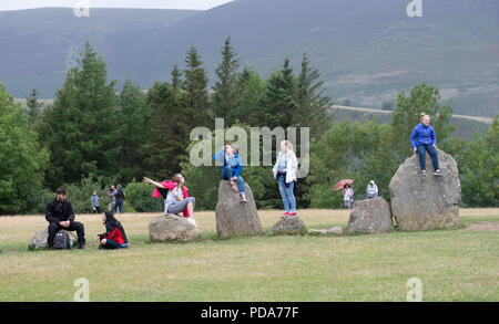 Turisti e villeggianti esplorare la reputazione di Pietre di Castlerigg Stone Circle, Lake District inglese, UK mostranti attività e pietre Foto Stock