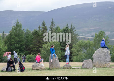 Turisti e villeggianti esplorare la reputazione di Pietre di Castlerigg Stone Circle, Lake District inglese, UK mostranti attività e pietre Foto Stock