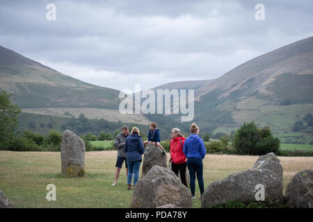 Turisti e villeggianti esplorare la reputazione di Pietre di Castlerigg Stone Circle, Lake District inglese, UK mostranti attività e pietre Foto Stock