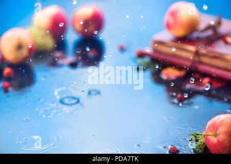 Autunno pioggia telaio con copia spazio. Le mele non focalizzato con gocce di acqua e posto per il testo. Fresca e ariosa Autumn harvest concept Foto Stock