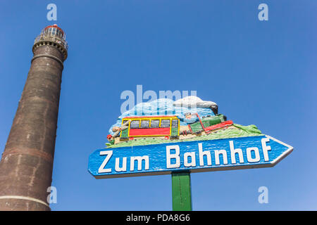 Informazioni registrazione e il faro nel centro di Borkum, Germania Foto Stock